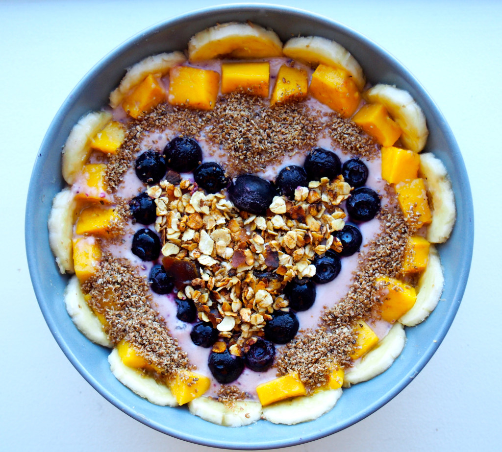 granola smoothie bowl